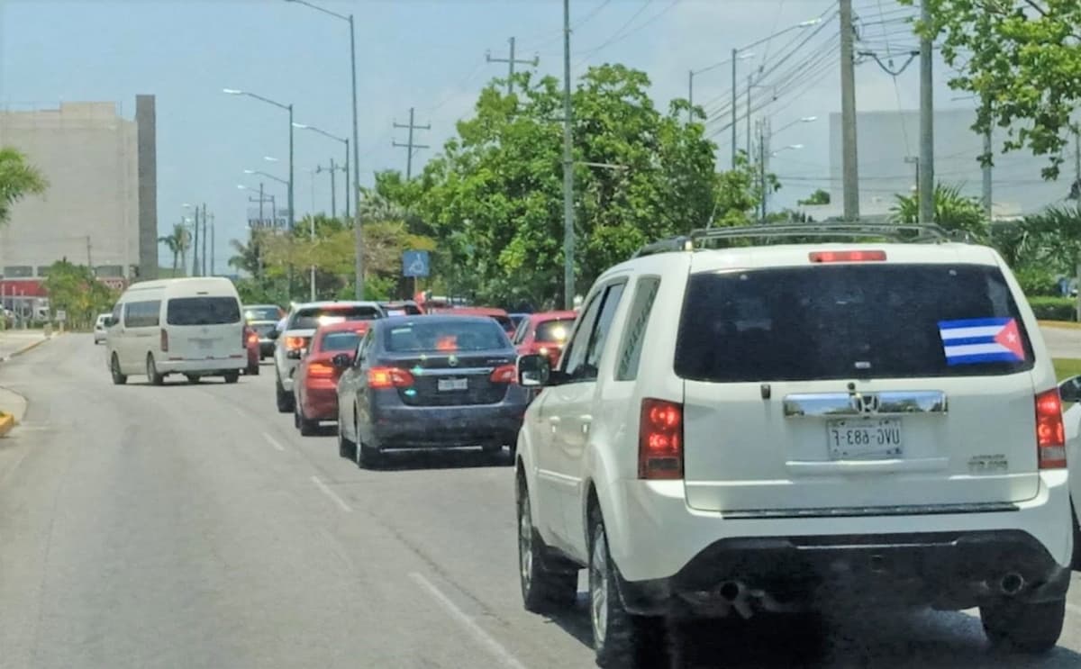 Caravana recorre calles de Cancún en apoyo al pueblo de Cuba