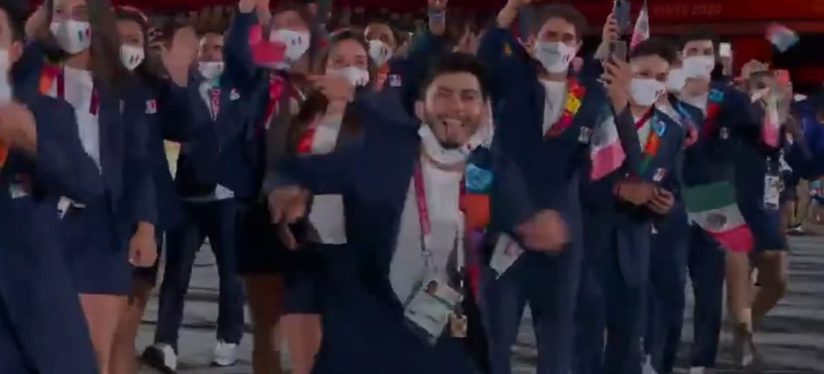 Video: El mexicano Jorge Adán Cárdenas se quita el cubrebocas durante la inauguración