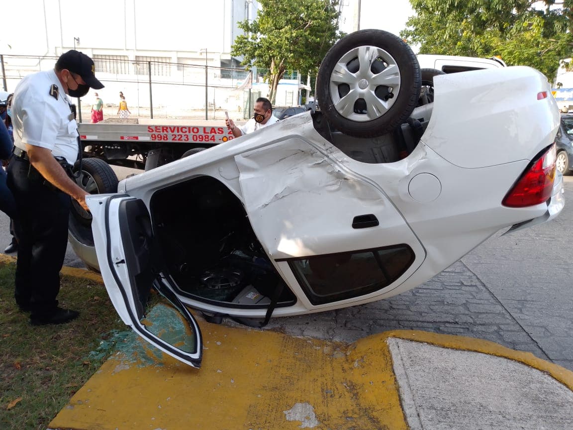 Vuelca extranjera coche en el centro de Cancún; hay dos heridos