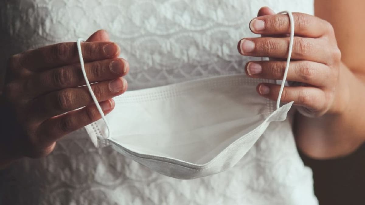 ¡Impresionante! Diseñador confecciona un vestido de novia con 1 mil 500 mascarillas recicladas