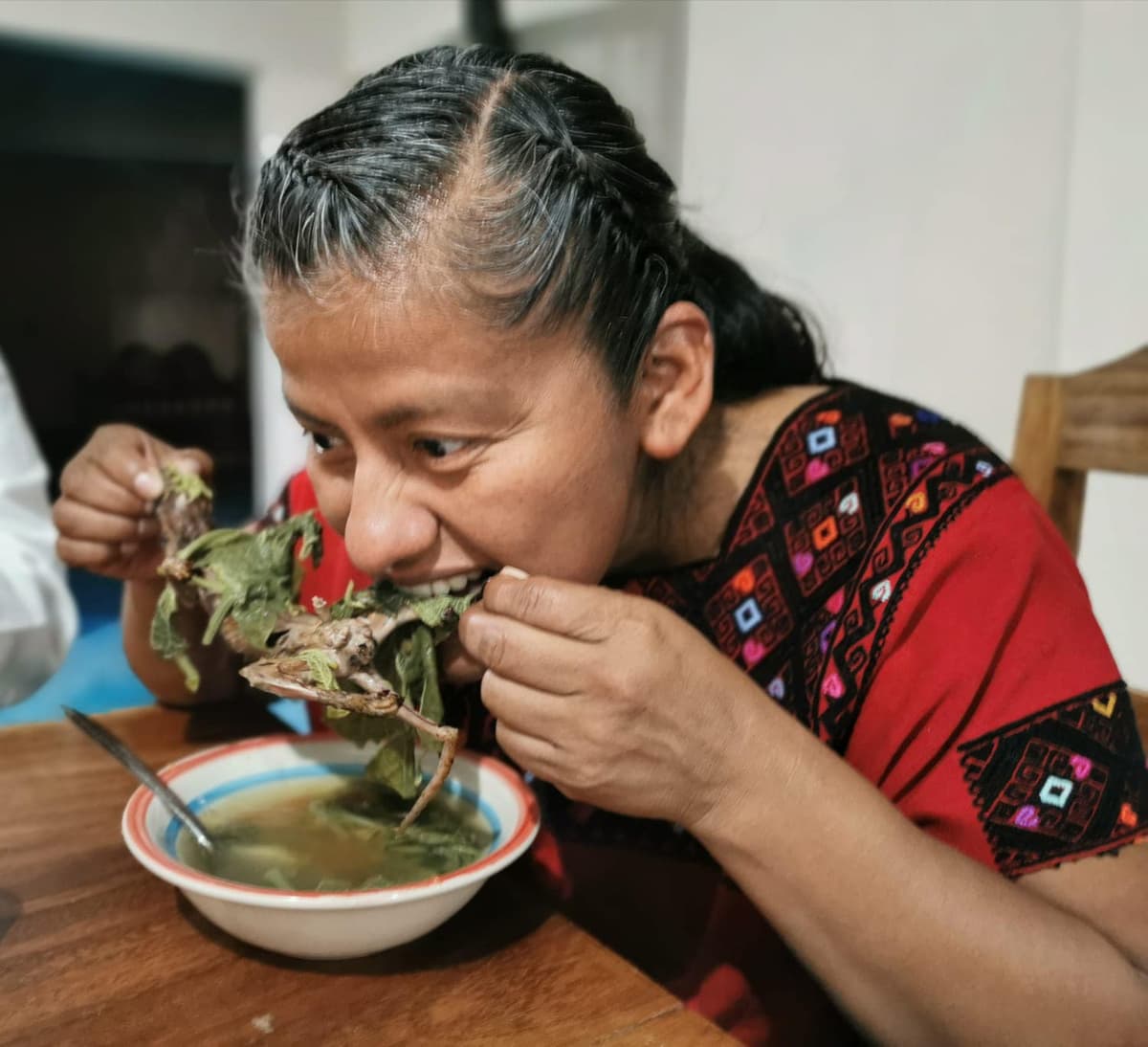 Critican a Diputada de Oaxaca por comer rata de monte, platilllo ancestral chiapaneco