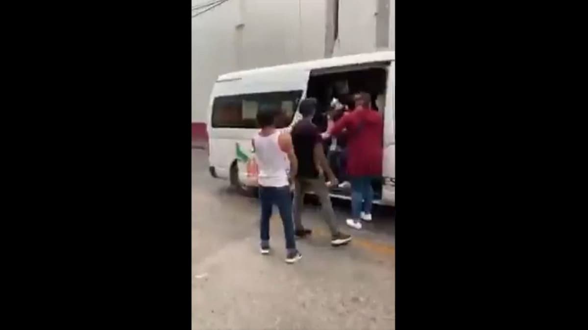 FUERTES IMÁGENES: Bajan a ladrón a patadas de una combi en Edomex