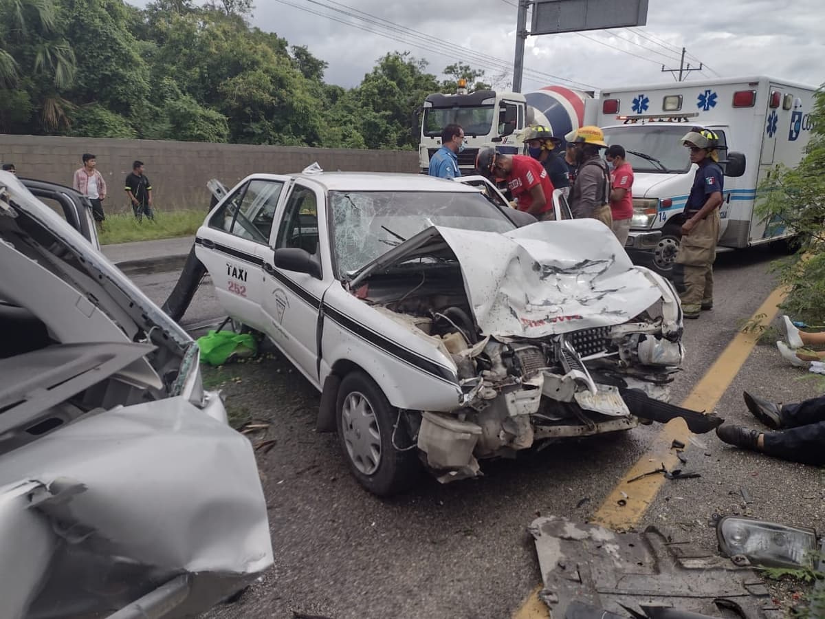 Chocan taxi de FCP y auto particular a la salida de Playa del Carmen; hospitalizan a uno