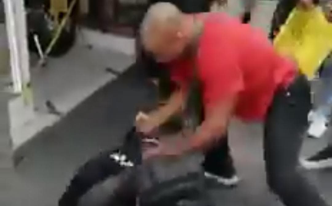 Video: Sujeto golpea a policías de Tránsito para evitar le pongan la "araña"