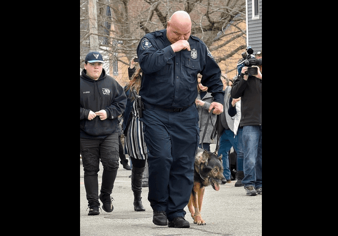 Perrito policía hace su último patrullaje antes de ser sacrificado y toda la ciudad lo despide