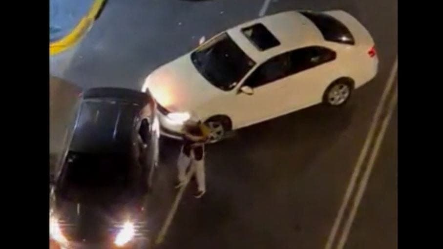 VIDEO: Conductor le da batazos a un taxi porque estorbaba la entrada a su casa