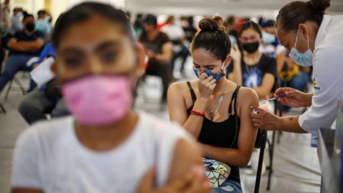 ¿Efecto secundario? Mujeres reportan aumento de pechos tras ponerse vacuna Covid-19 de Pfizer