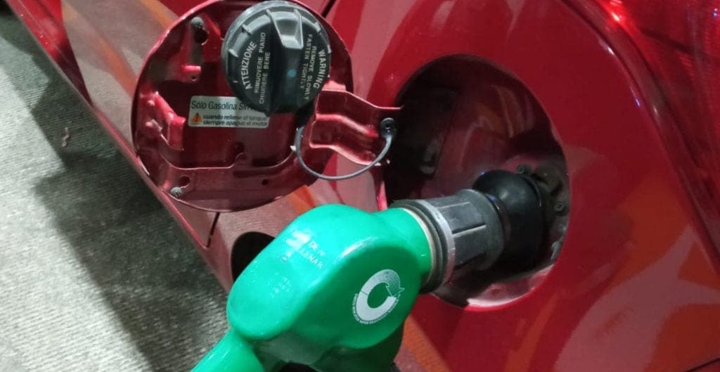Mujer celosa de su exnovio le echó agua en el tanque de gasolina, se los llevan presos