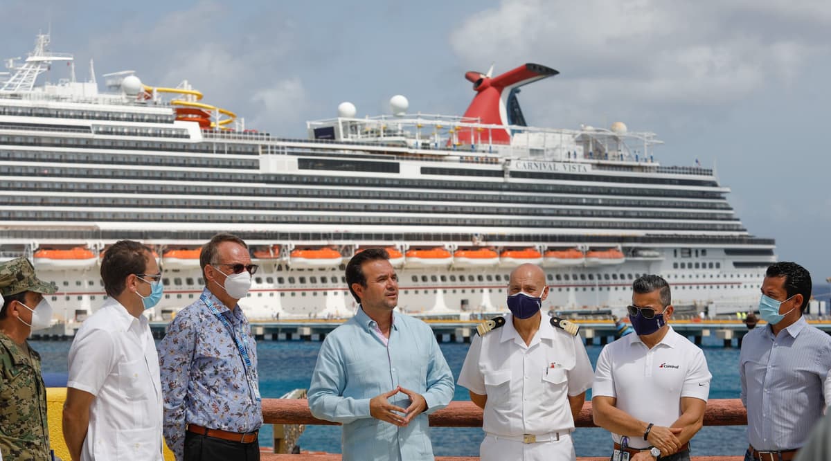 Da Pedro Joaquín la bienvenida a Cozumel al "Carnival Vista"