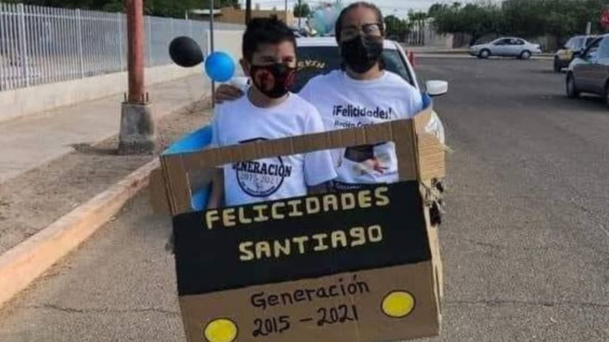 Niño asiste en coche de cartón a su caravana de graduación