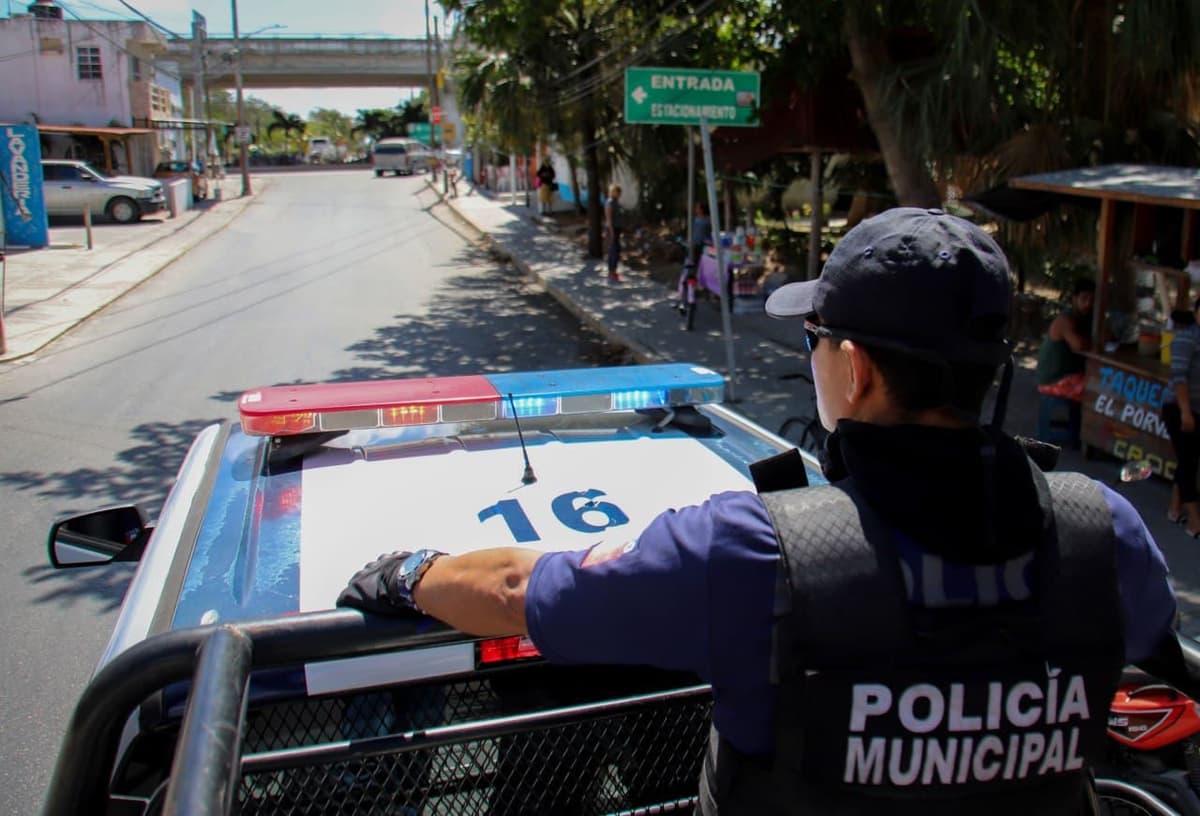 Fortalecen a funcionarios policiales de Puerto Morelos con nuevas patrullas