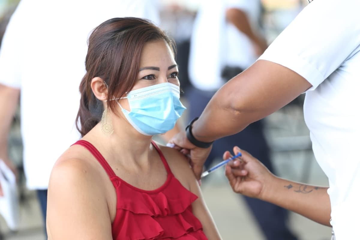 Avanza la vacunación para personas mayores de 30 años y prestadores de servicios turísticos