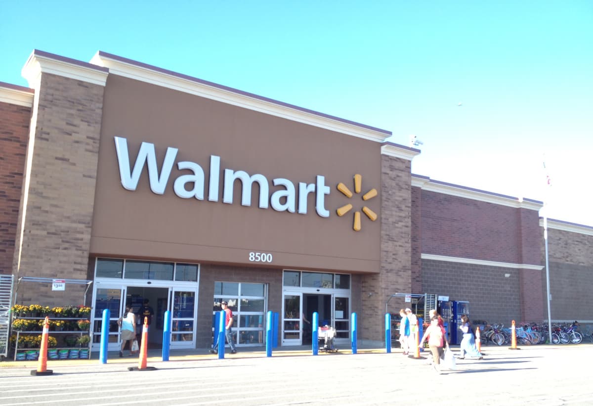 Dos afroamericanos demandan a Walmart por acusarlos de ladrones cuando devolvían una televisión