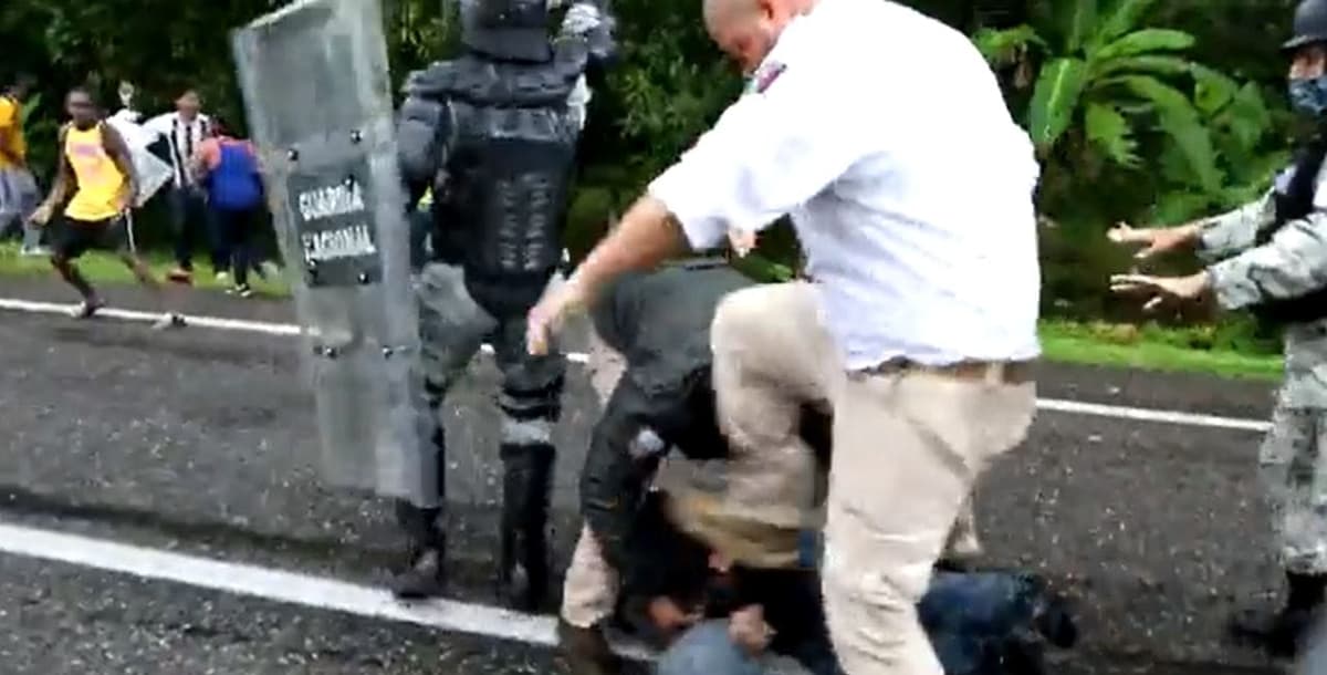 VIDEO: Captan a agente migratorio pateando en la cabeza a un migrante en Chiapas