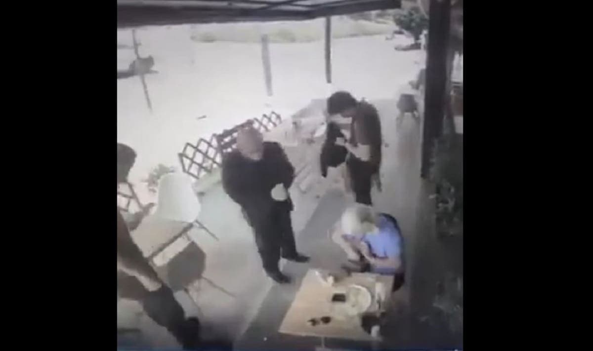 VIDEO: "Sacerdote" roba celular en restaurante de Playa del Carmen; alertan sobre su modus operandi