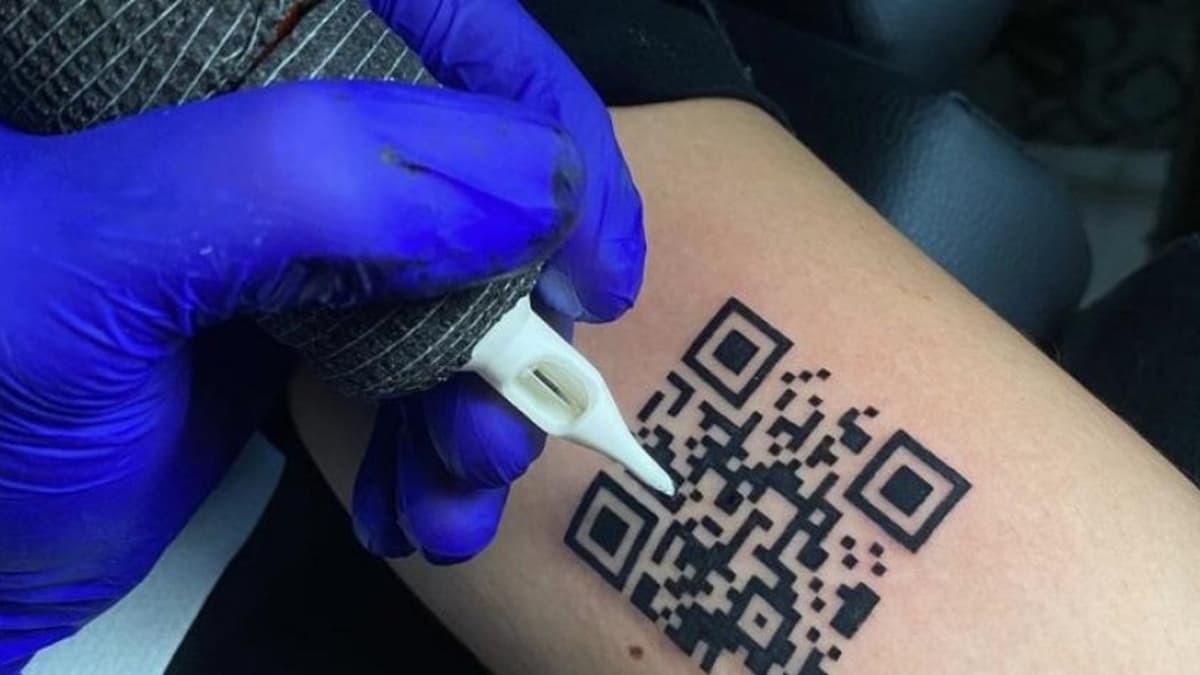 Un joven se ha tatuado el código QR de su vacunación para evitar problemas en sus viajes