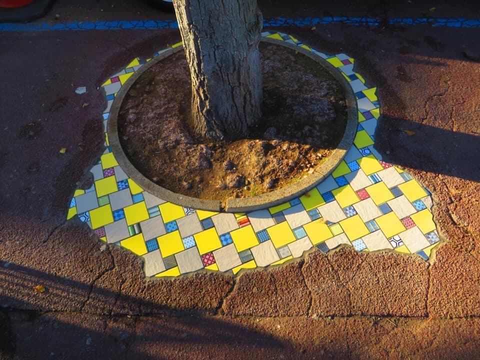 Francia: Artista llena los baches y grietas en la ciudad con mosaicos