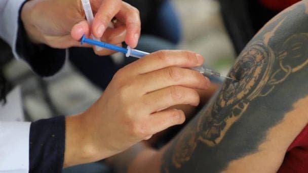 Enfermera sustrae vacunas contra Covid-19 para aplicarla a familiares