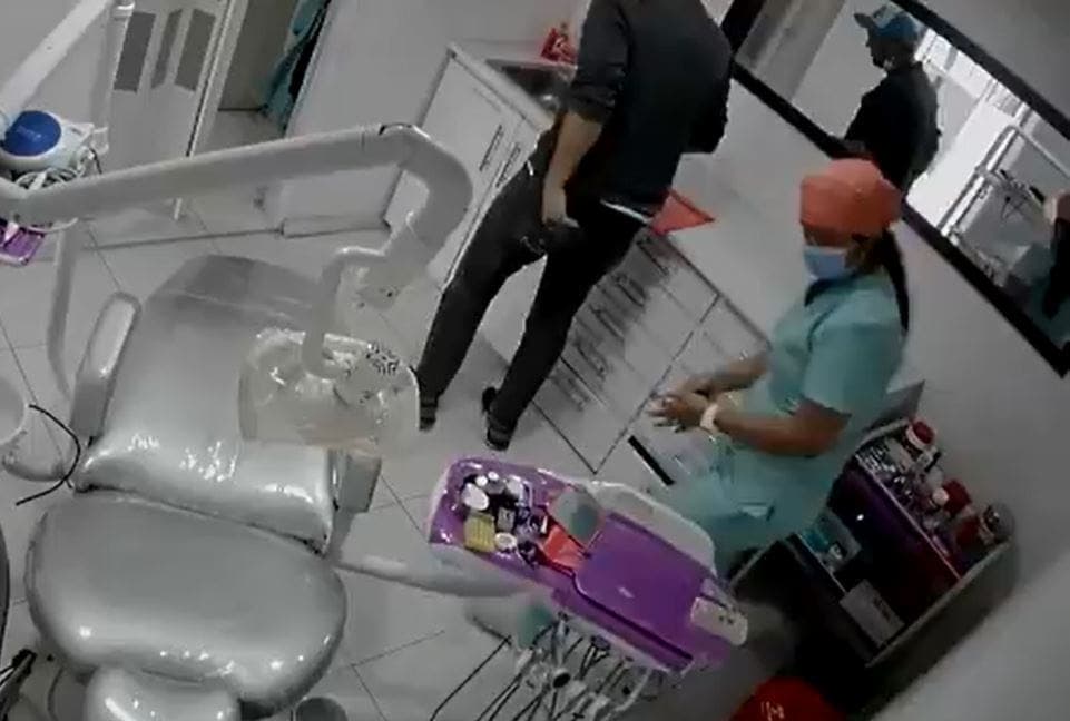 VIDEO EXTREMO: Hombre golpea y quiere abusar de dentista durante su consulta