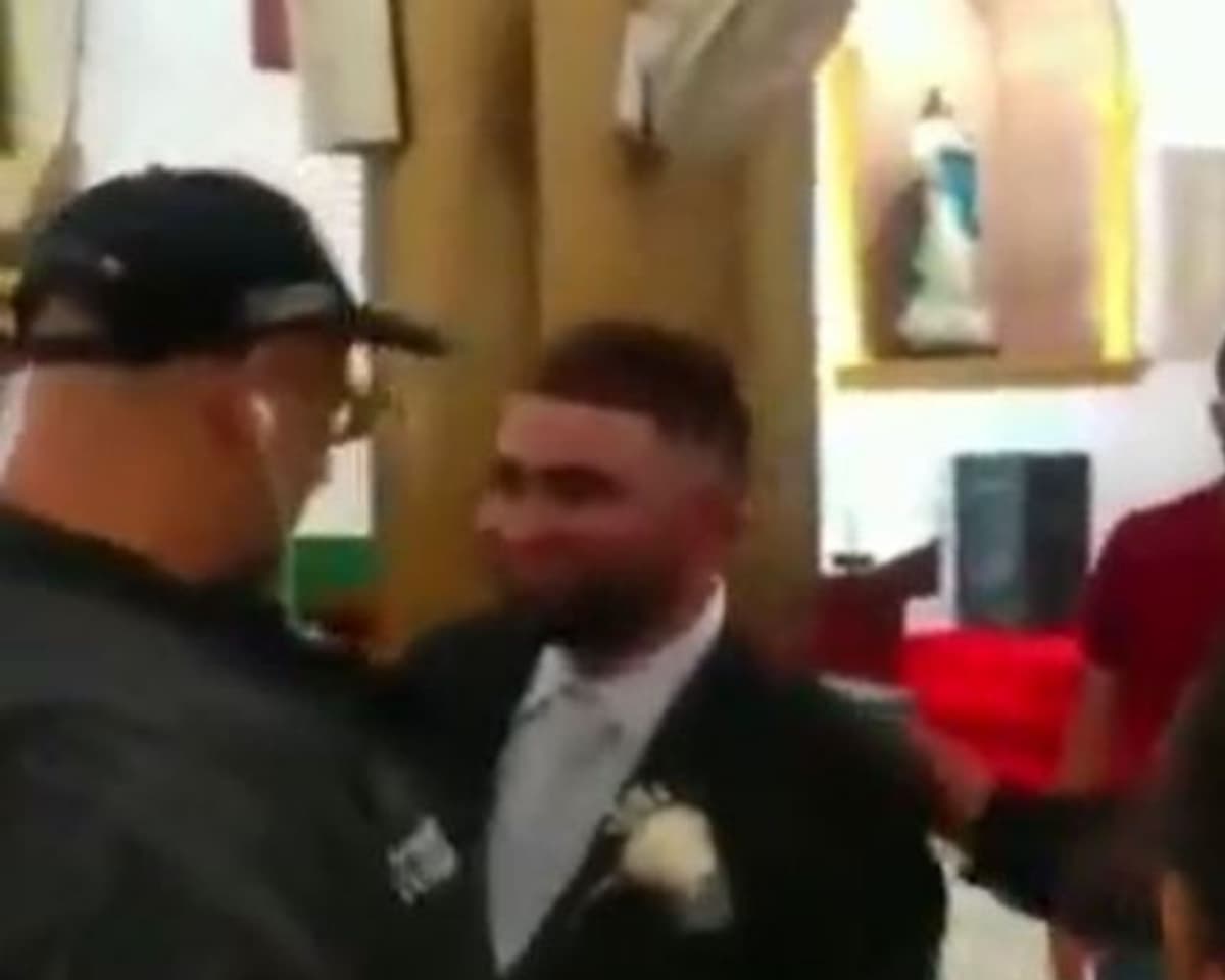 VIDEO: Detienen a capo mientras se estaba casando por la iglesia