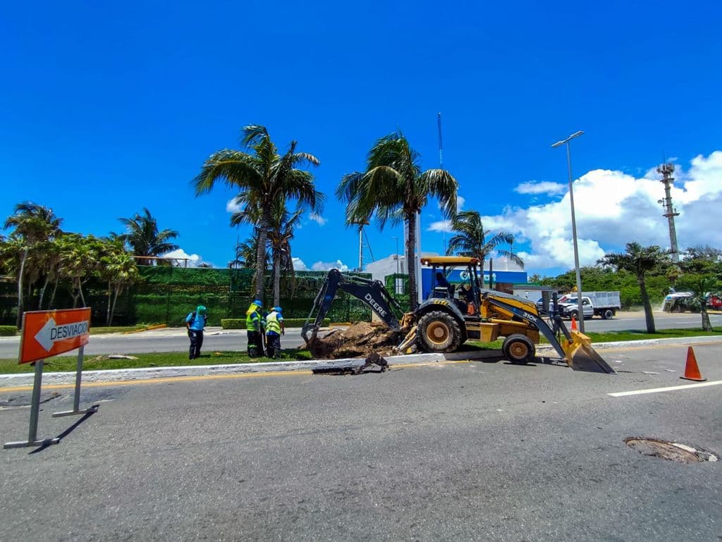 Por reparaciones de Aguakan cierran parcialmente carril en Boulevard Kukulcán