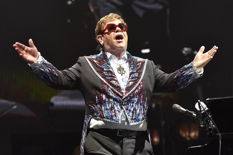 VIDEO: Elton John se echa un “palomazo” en Cannes y enamora a los mexicanos