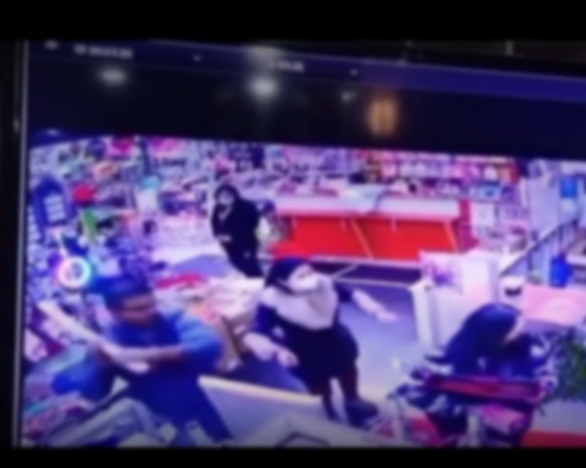 VIDEO: De un hachazo le corta la mano a un cliente, lo confundió con ladrón