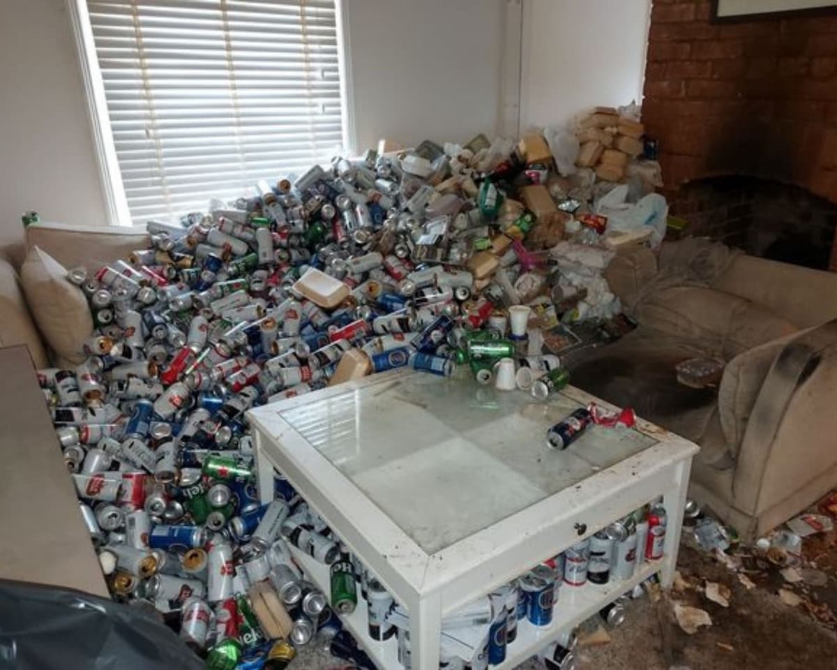 Inquilino deja 8 mil latas de cerveza en departamento tras ser desalojado