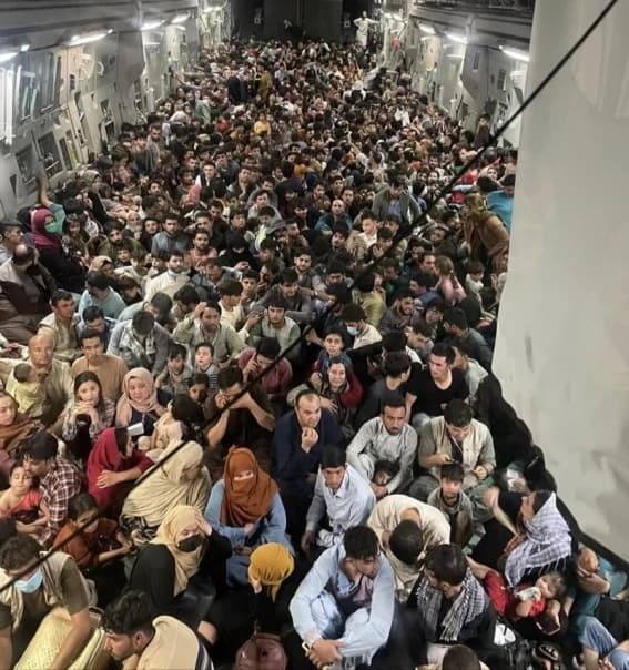 Afganistán: la impresionante foto de un avión de carga militar que despegó con 640 personas