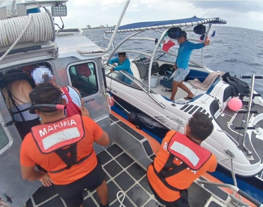 Rescatan a extranjeros varados tras salir de Cozumel por falta de combustible