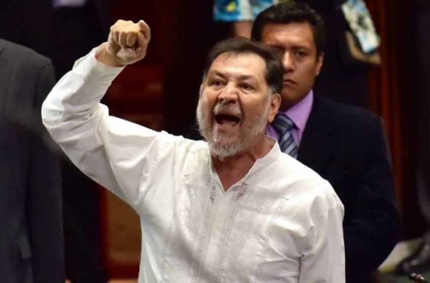 Tras contagiarse de Covid-19, Fernández Noroña reaparece en público y sin cubrebocas