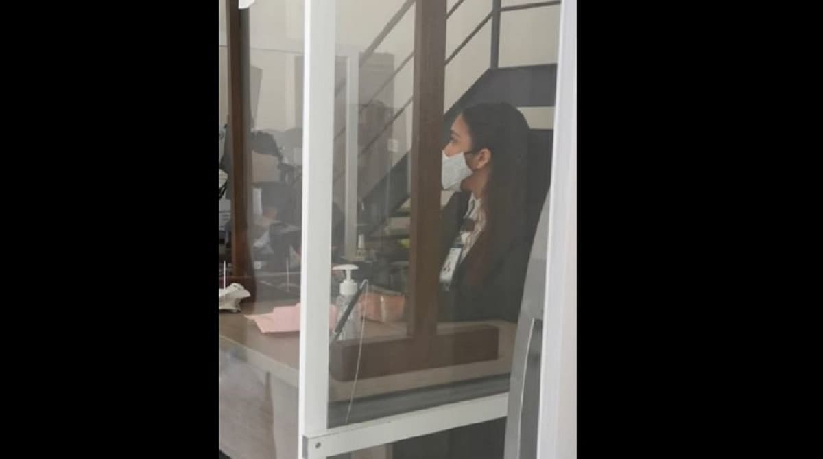 VIDEO: Le cortan la luz a playense y empleada déspota de la CFE dice no saber por qué