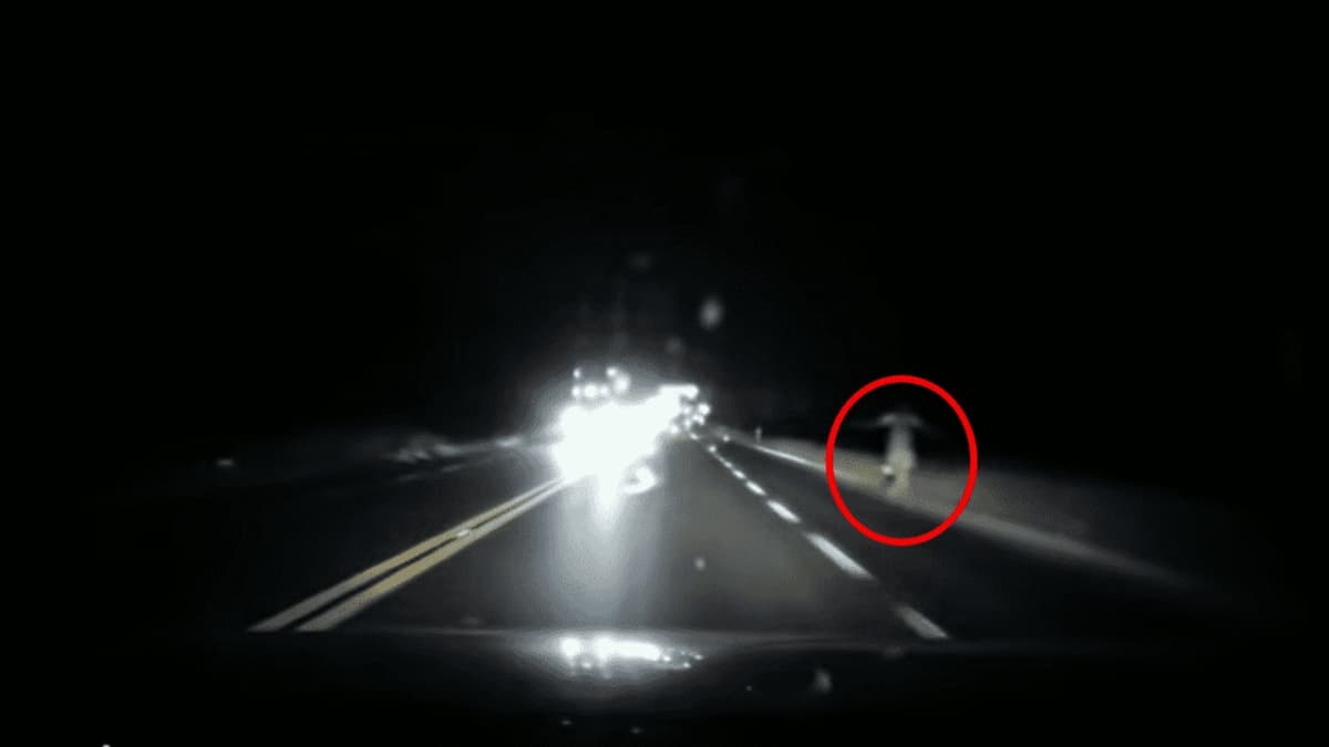 Graban a supuesta 'mujer fantasma' en carretera de Saltillo y se vuelve viral