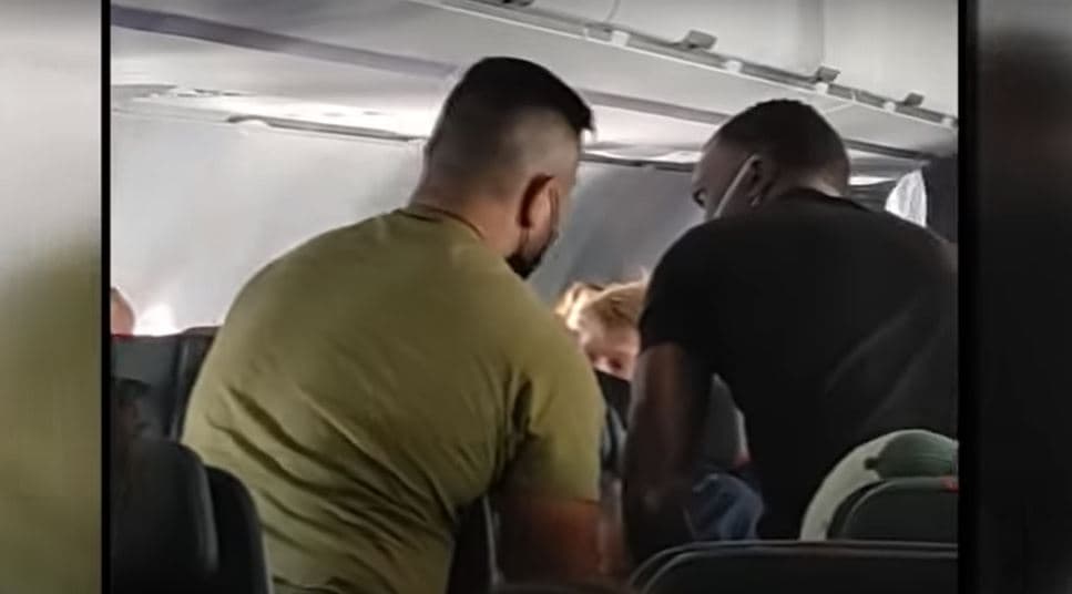 VIDEO: Atan a pasajero de American Airlines por intentar romper una ventana del avión