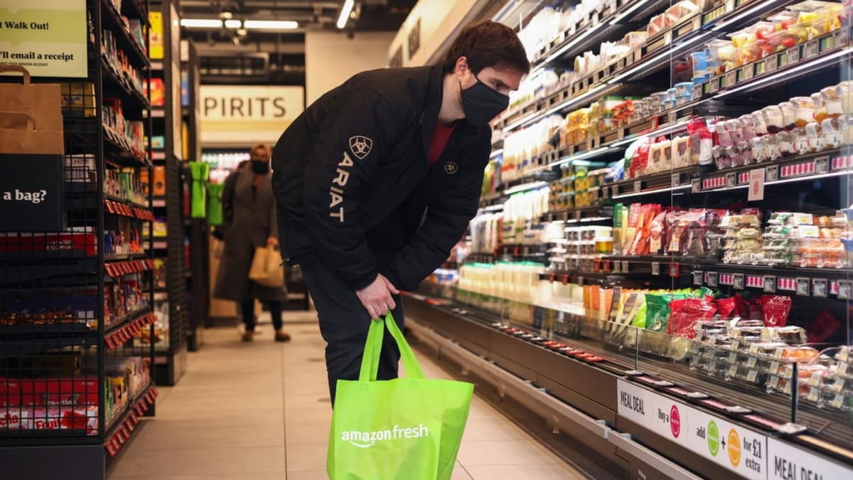 VIDEO: Un hombre queda encerrado en un supermercado al concluir el horario de ventas