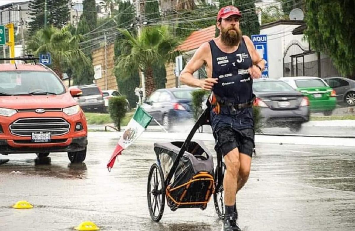 Atleta conocido mundialmente como "Forrest Gump", corre desde Mazatlán hacia Cancún