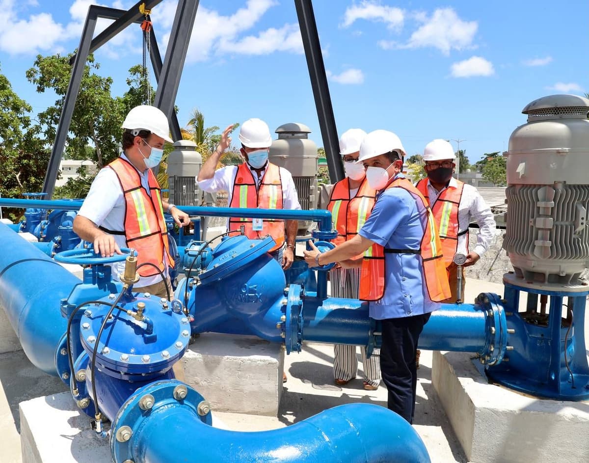 Carlos Joaquín garantiza abastecimiento de agua para las familias de Cozumel