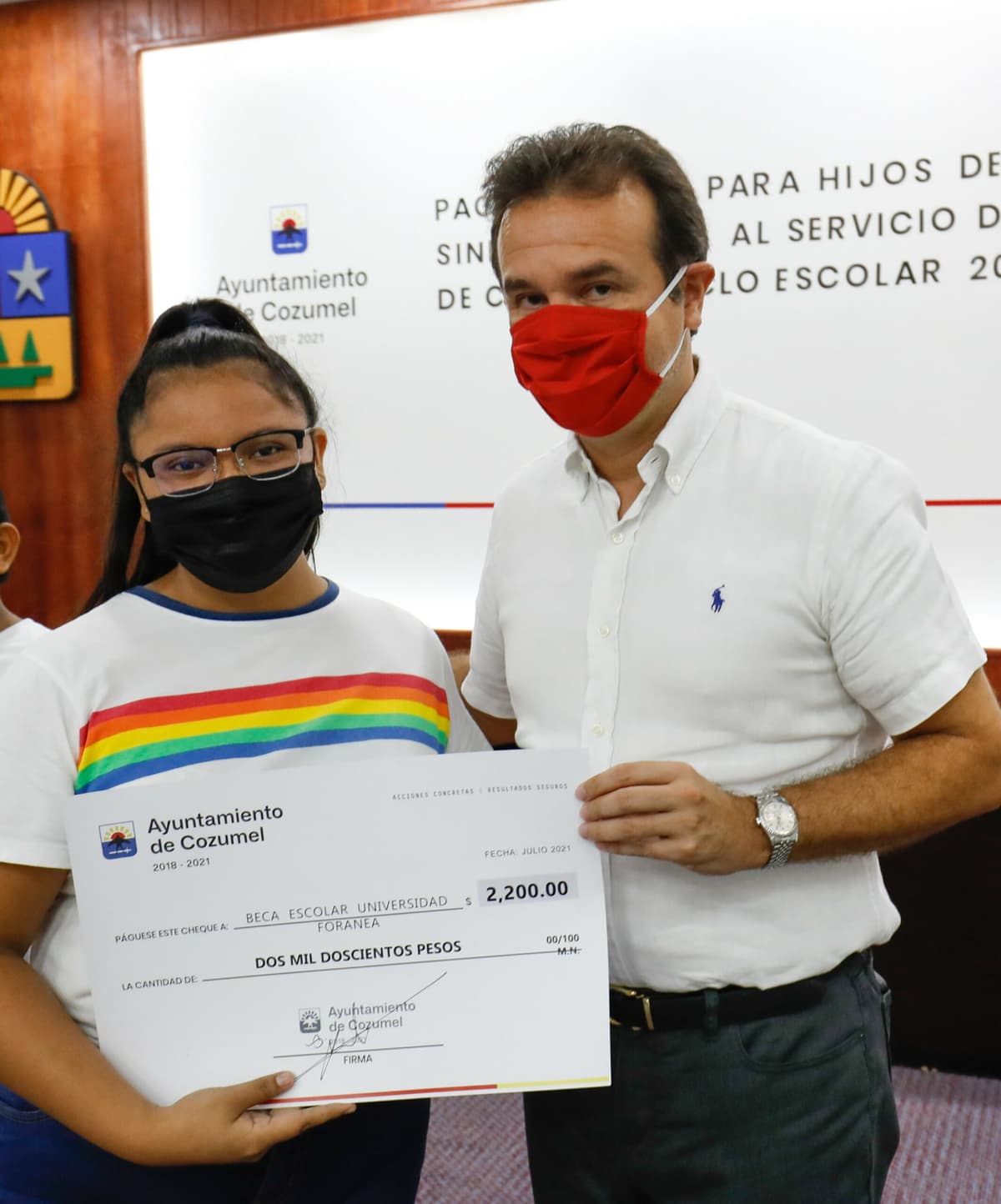 Pedro Joaquín entrega becas escolares a hijos de trabajadores del Ayuntamiento