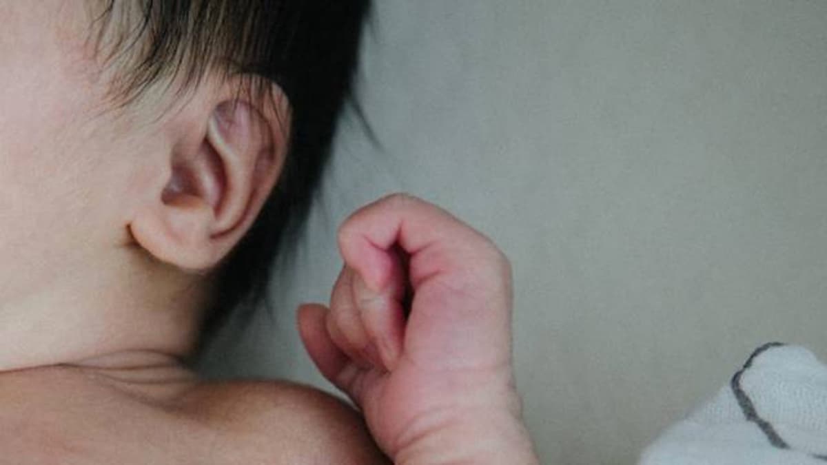 VIDEO: Critican A una madre que llevó a su hija recién nacida a perforarle las orejas