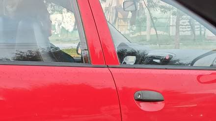 Captan a mujer conduciendo mientras ve una serie y usa audífonos (FOTO)