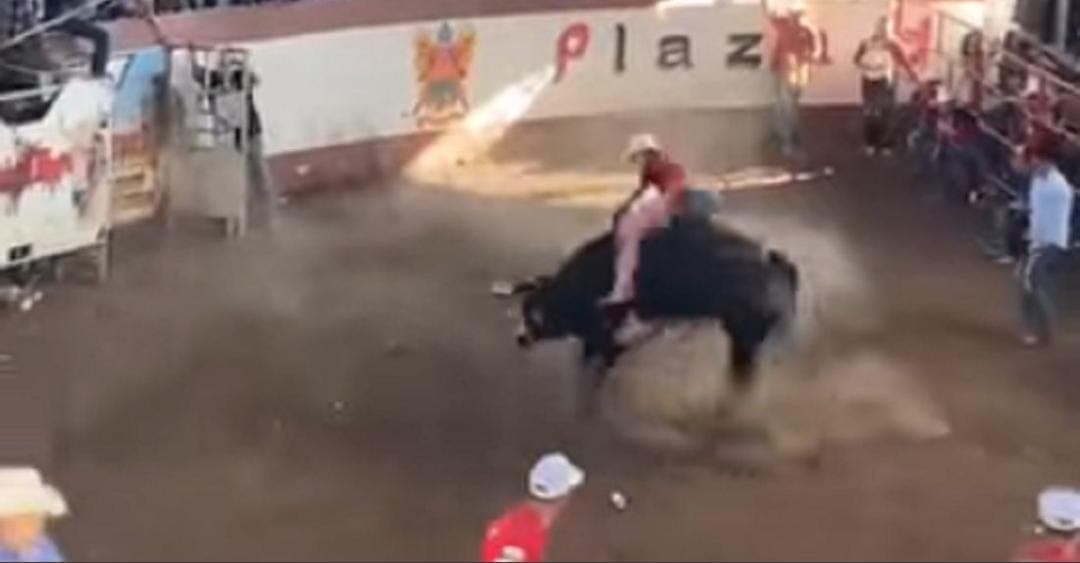 Video: Jaripeo se sale de control en Michoacán; toro se va contra la gente