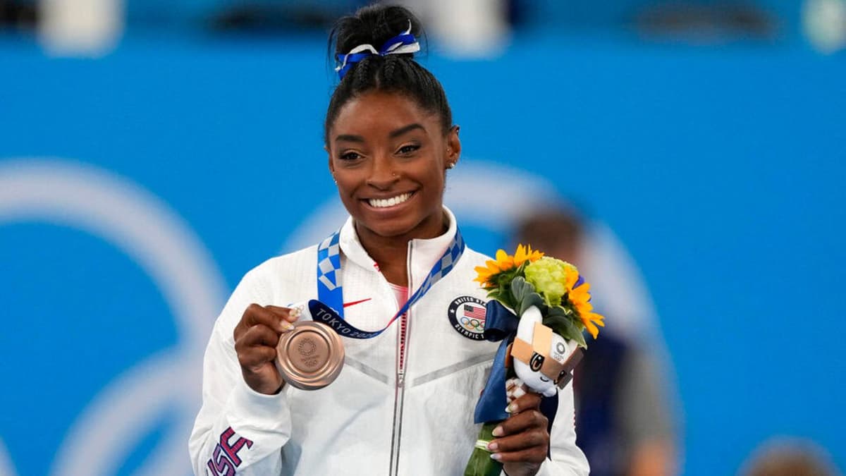 Simone Biles gana medalla de bronce en Juegos Olímpicos de Tokio