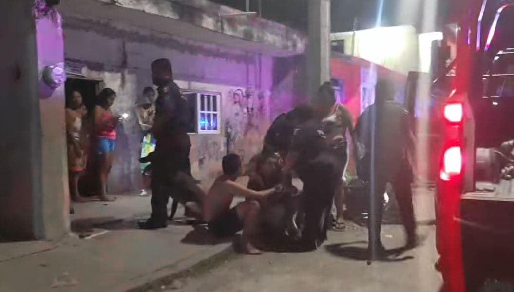 VIDEO: ¡HASTA CUBETAZOS HUBO! Riña entre vecinos de Cozumel deja 11 personas detenidas
