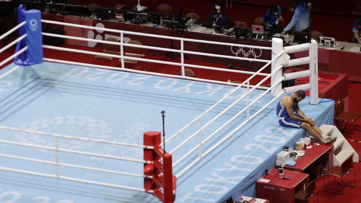 Boxeador francés se niega a dejar el ring tras ser descalificado por un cabezazo intencional