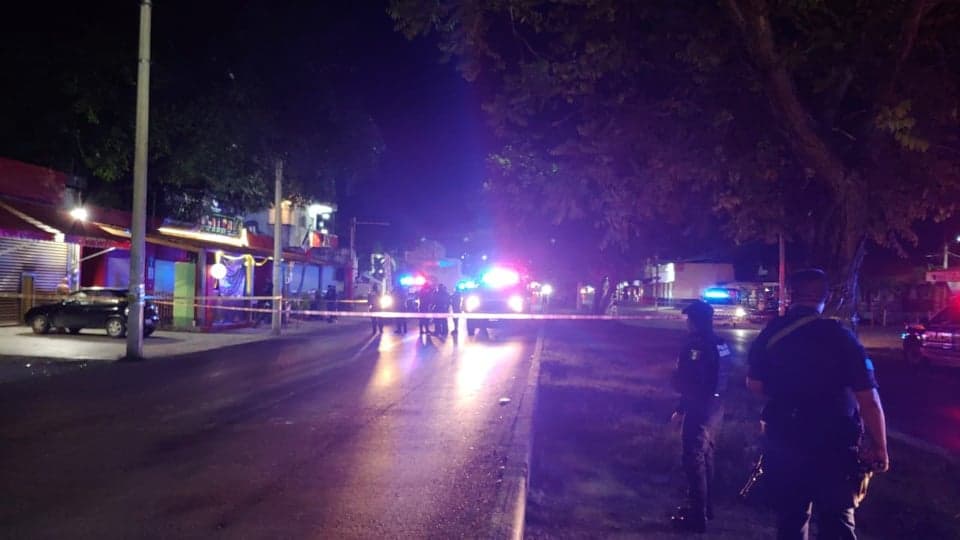 Ejecutan a ‘cadenero’ en bar de Cancún