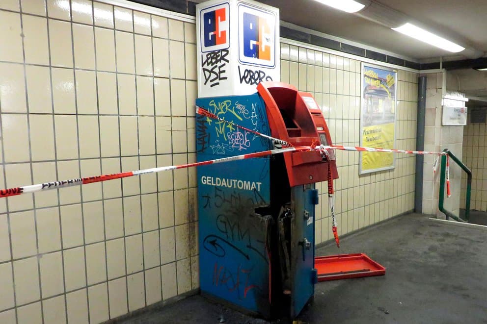 Cayó una banda que hacía explotar cajeros automáticos para quedarse con el dinero: difundía tutoriales para cada modelo disponible