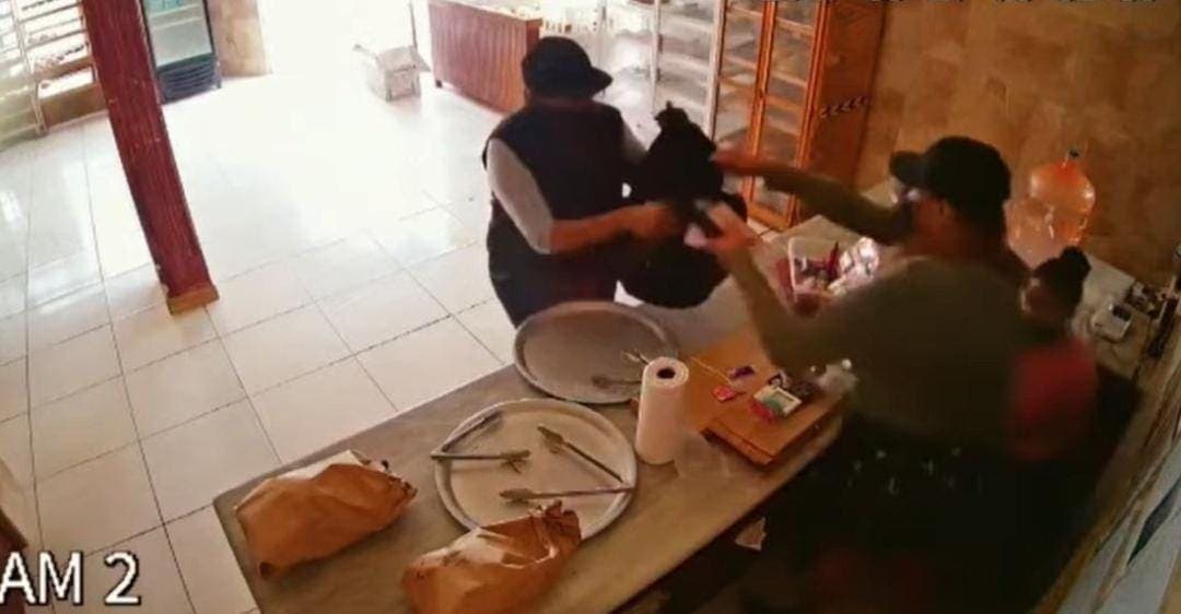 Video: ¡Con el pan no! Dos mujeres asaltan una panadería