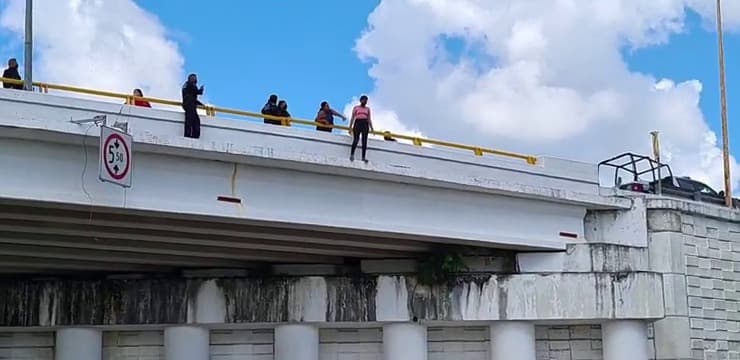 Moviliza mujer suicida a la policía de Chetumal, se quería aventar del puente