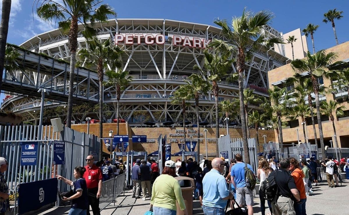 Madre e hijo fallecen al caer de un estadio de beisbol
