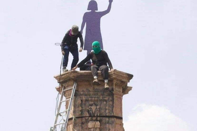 Feministas mexicanas instalan estatua de una mujer donde estaba la de Colón en CDMX